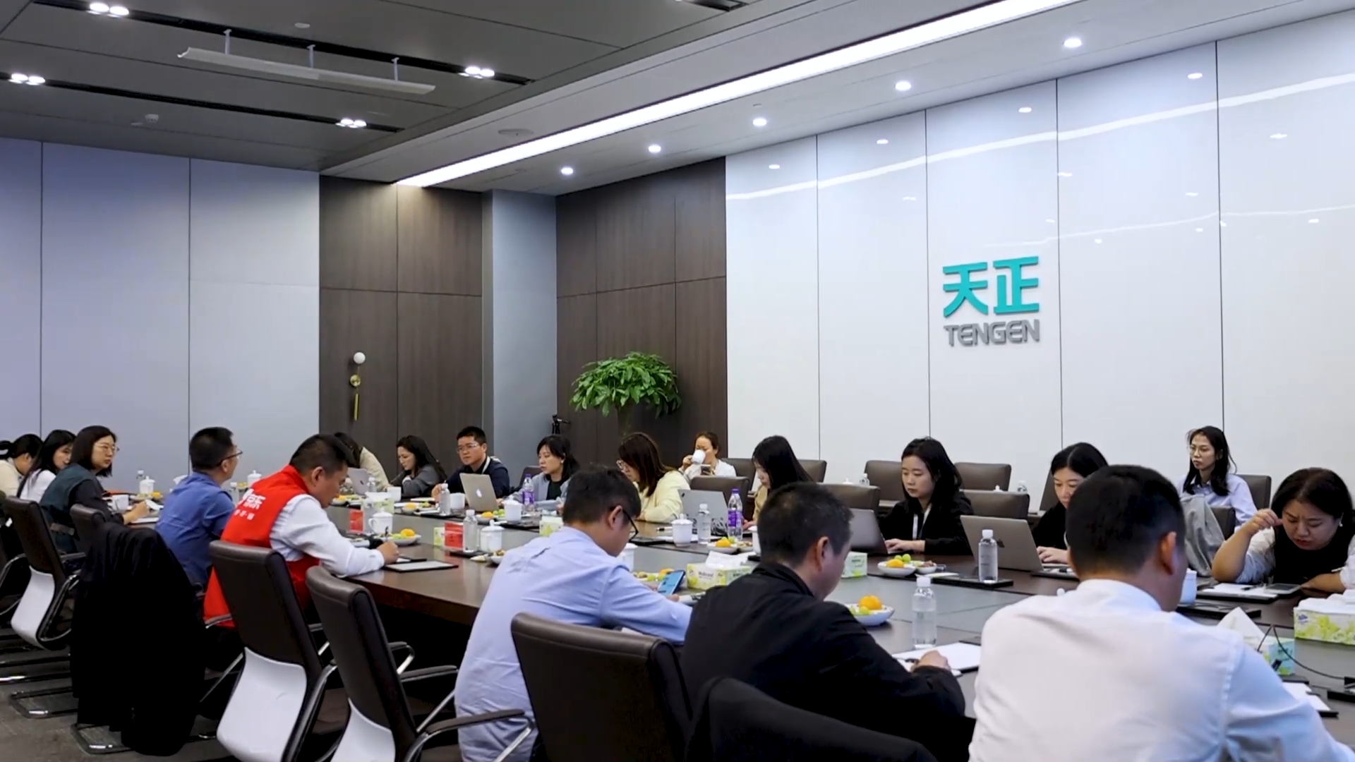 京东工业走进一个人免费观看在线高清中文，探访产业数智化之路！
